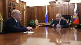 Владимир Путин (справа) – Михаилу Мишустин: «Подождем, пока американцы истратят деньги на технологии, а потом – цап-царап!»