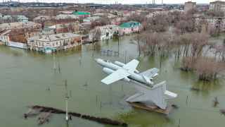 Вид на пострадавшую от наводнения площадь Гагарина в городе Орске с населением около 200 тысяч человек.