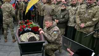Главнокомандующий Вооруженных Сил Украины Валерий Залужный преклоняет колени у гроба Дмитрия Коцюбайло на Майдане Независимости в Киеве.
