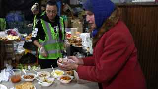 Волонтеры раздают еду местным жителям в «Пункте несокрушимости»
