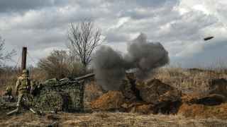 Украинские военные стреляют из 105-мм гаубицы по российским позициям недалеко от Бахмута.