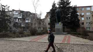 Житель прогуливается возле памятника освободителям Донбасса от немецкой оккупации