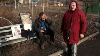71-летний Николай и 70-летняя Ольга Томах возле жилого дома, где сгорела их квартира после российского удара. Ольге удалось спасти только православную икону, так как пожарные не могли приехать из-за обстрелов