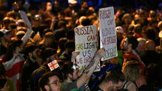 Демонстранты держат антироссийские плакаты.